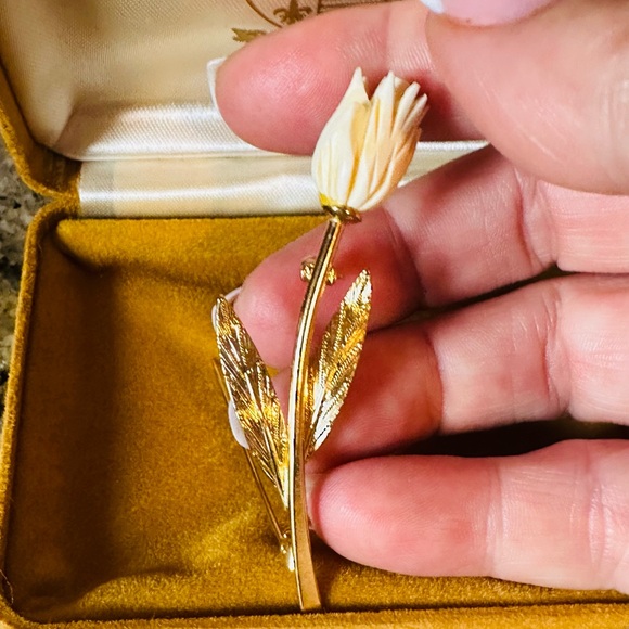 Elegant Gold and White Tulip Flower Carved Vintage Brooch - Picture 4 of 5
